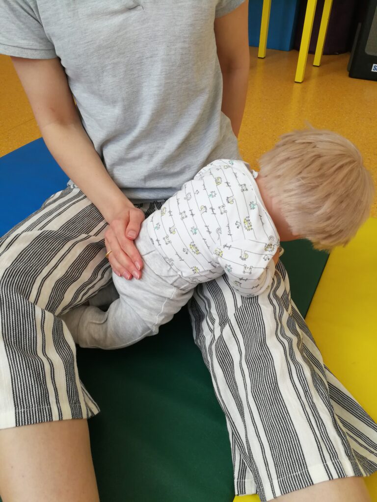 Bauchlage - Beine mit eigenen Beinen fixieren