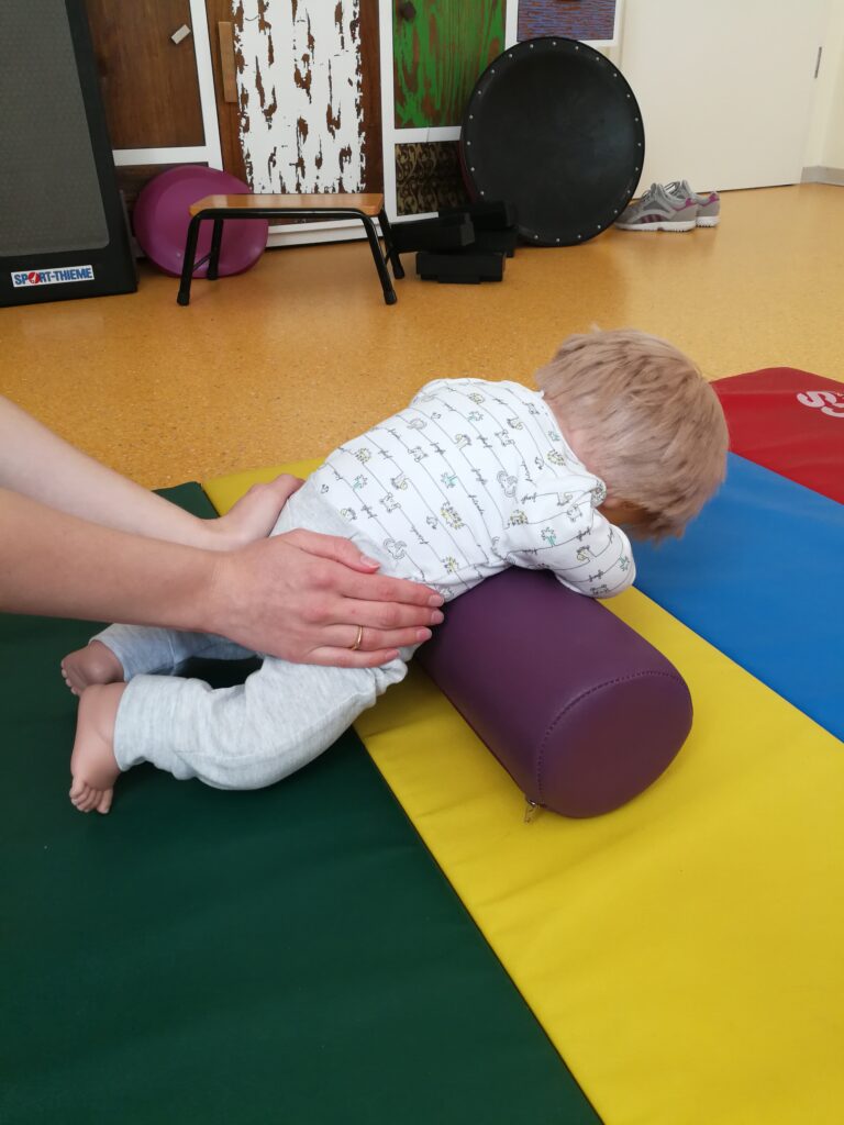 Bauchlage mit Rolle