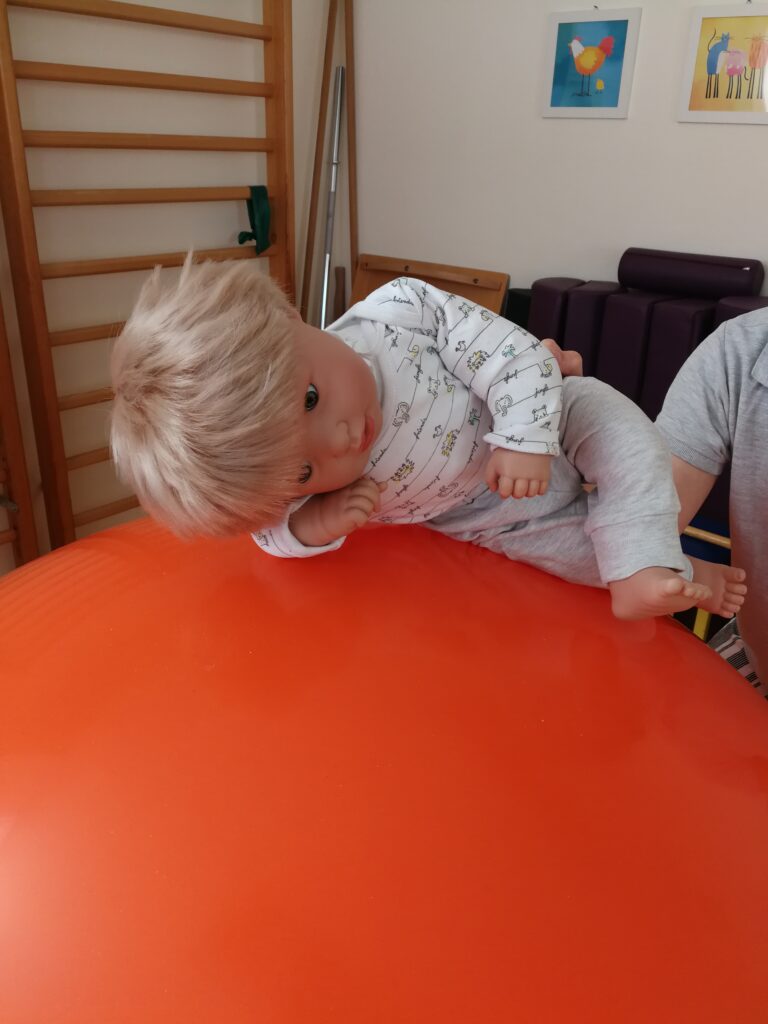 Übung Gymnastikball Nahaufnahme - Zwergenposition