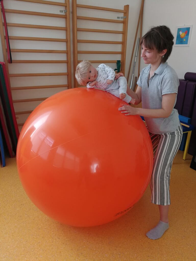 Physiotherapie für Babys - Übung auf Gymnastikball