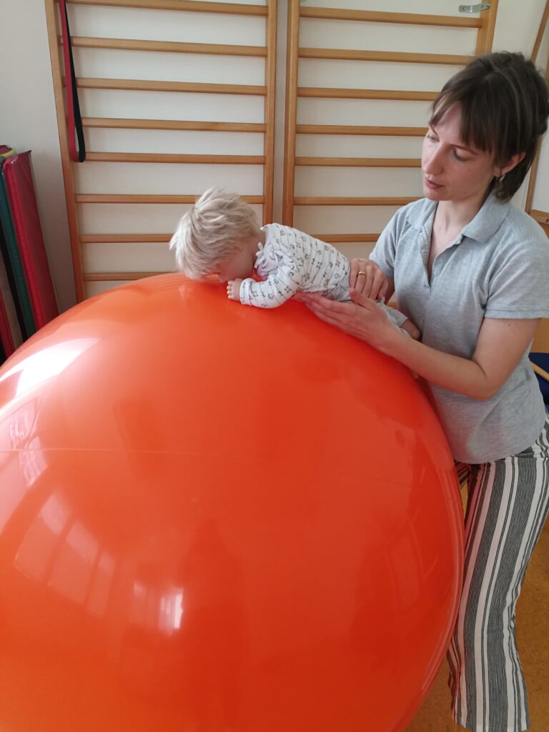 Stützarbeit auf Gymnastikball
