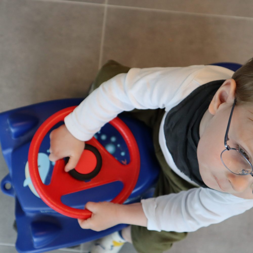 Kleinkind auf Bobby Car